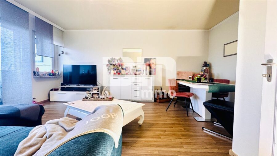 Modernisierte 3-Zimmerwohnung mit Balkon und fantastischem Panoramablick - Wohn / Esszimmer / Zugang Balkon